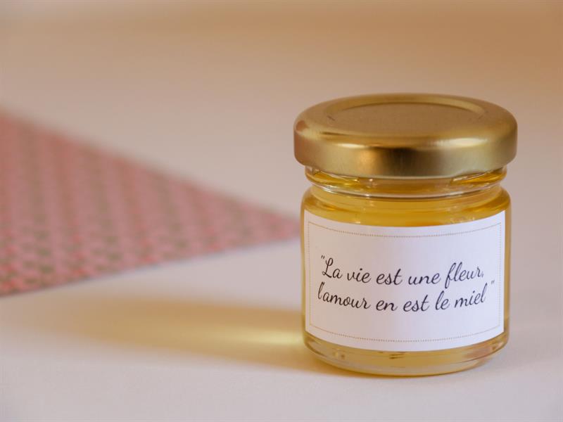Par quoi remplacer les dragées comme cadeau d'invité ? par des Petits Pots de Miel personnalisés