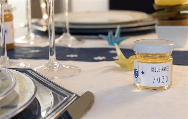 offrez des petits pots de miel pour les invités du nouvel an que vous organisez